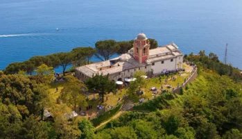 Le sentier des Églises et des Sanctuaires : une marche sacrée entre mer et collines aux Cinque Terre