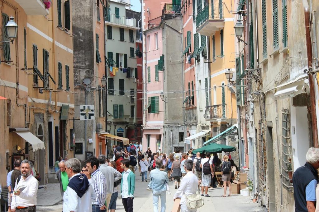 Rue animée des villages